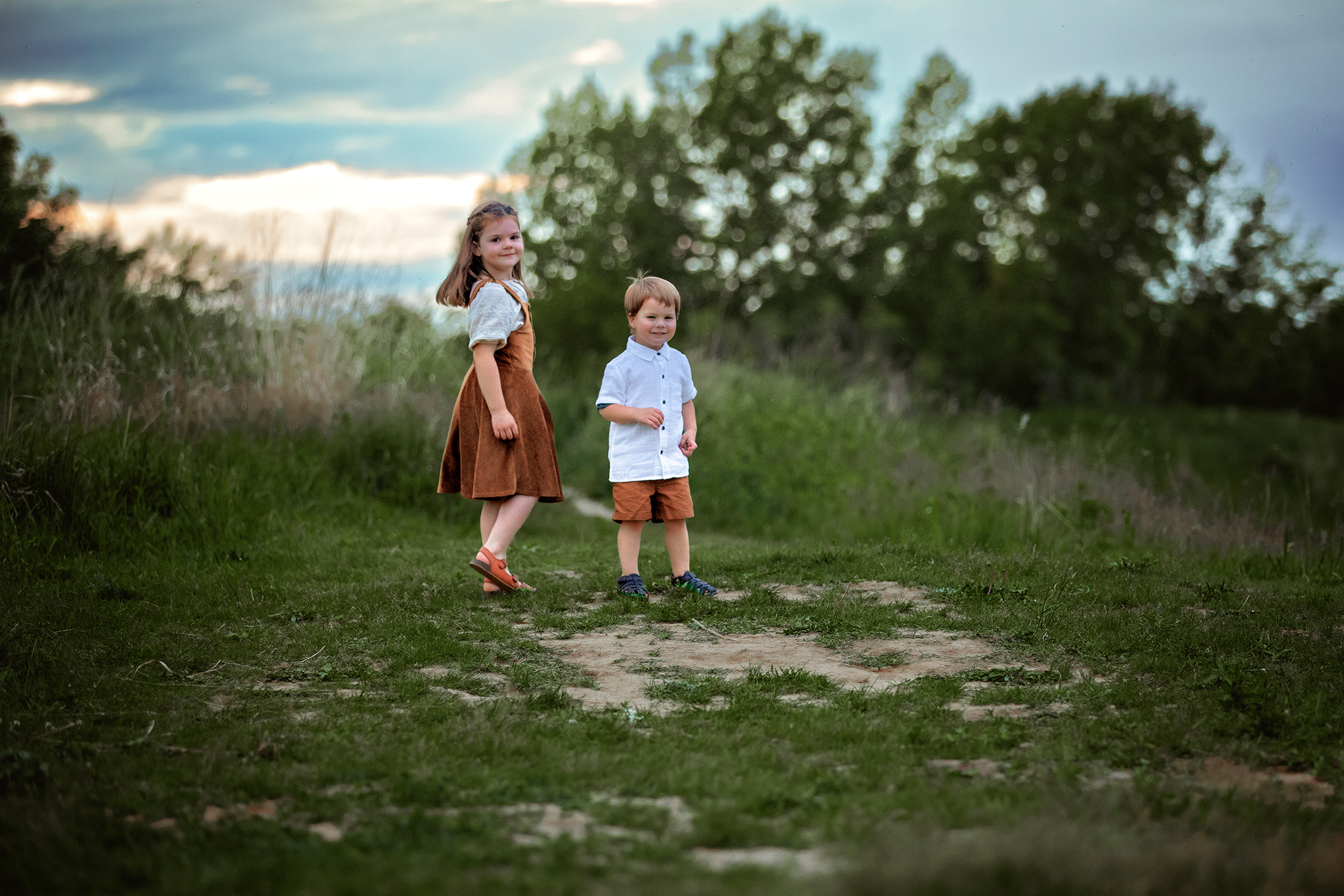 Documentary family photographer in La Crosse Wisconsin photographing parents and children naturally outdoors