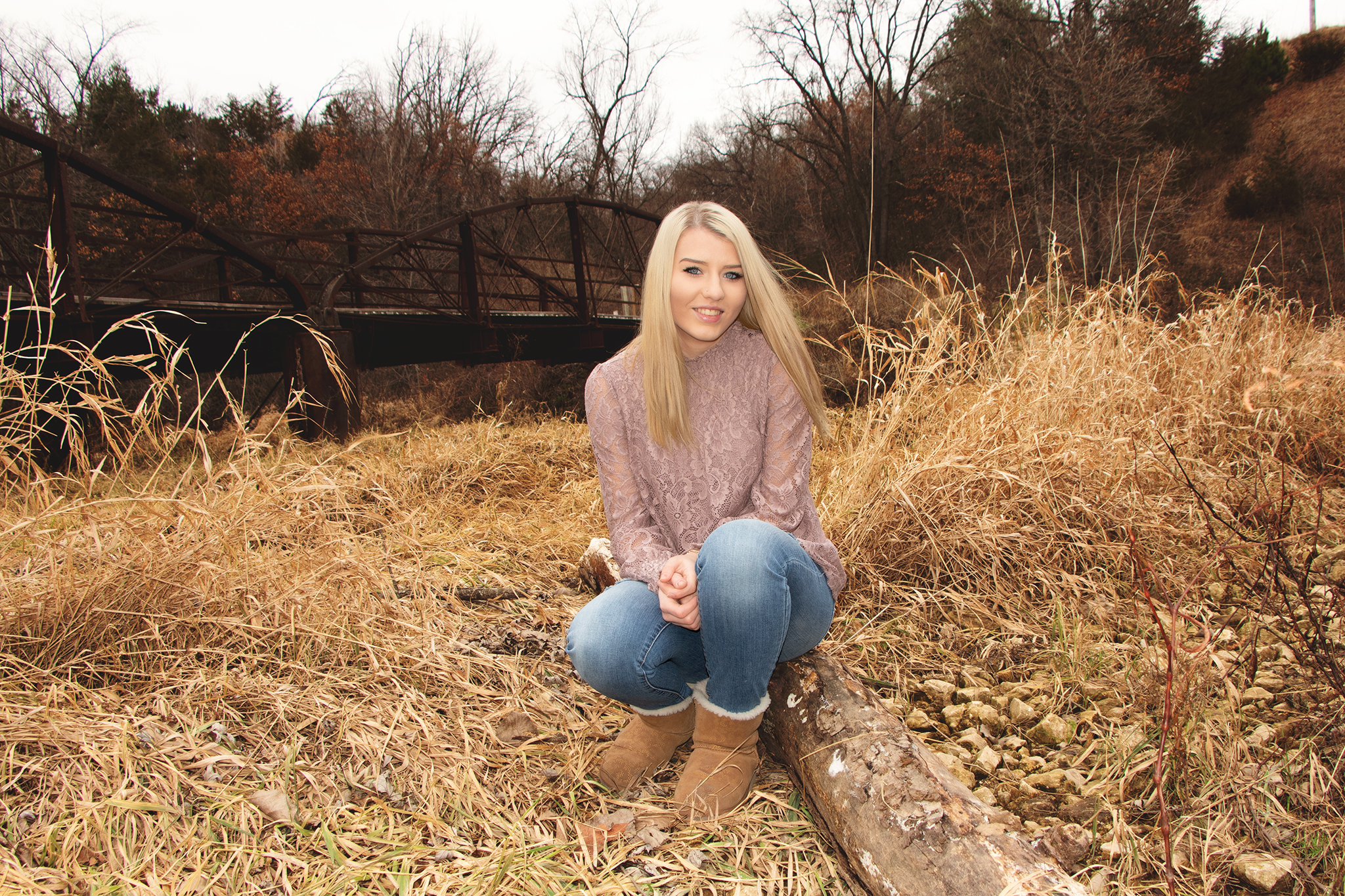 High school senior portrait session in La Crosse and Onalaska Wisconsin by Visual Creations Photography featuring a senior girl outdoor portrait